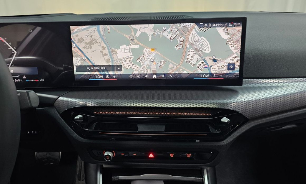 BMW 3-Series 320i M Sport, 2025