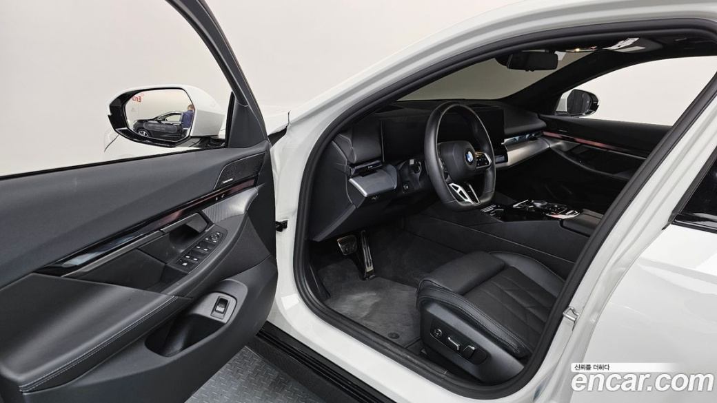 BMW 5-Series 520i M Sport, 2025