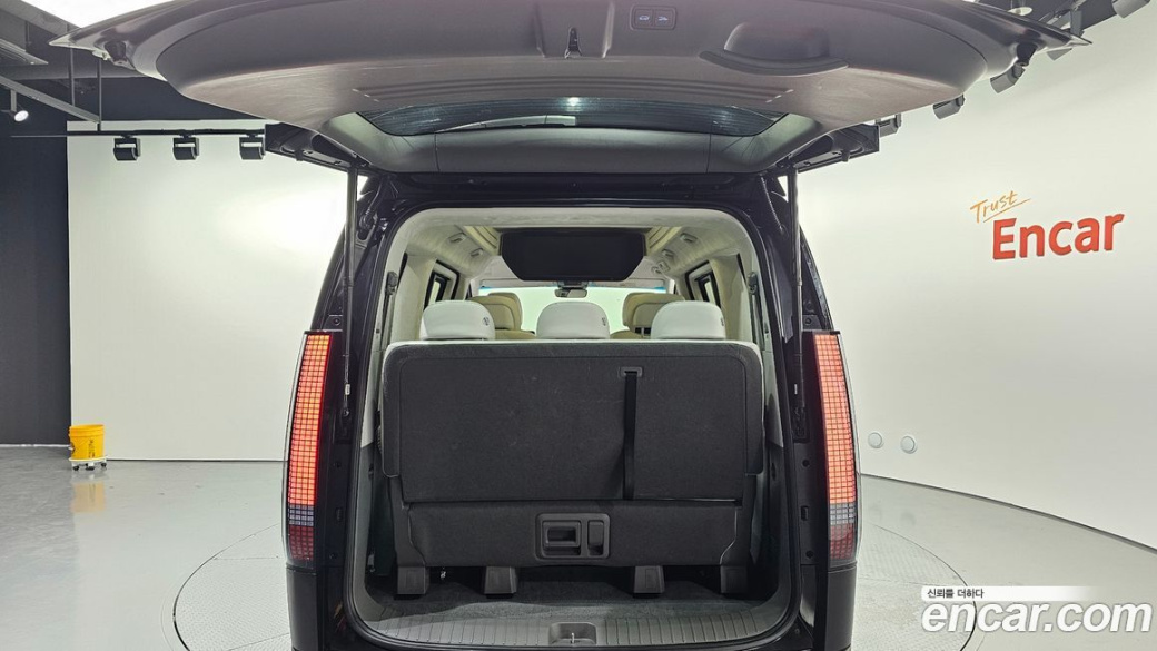 Hyundai Staria 4WD Lounge 7-Seater, 2024