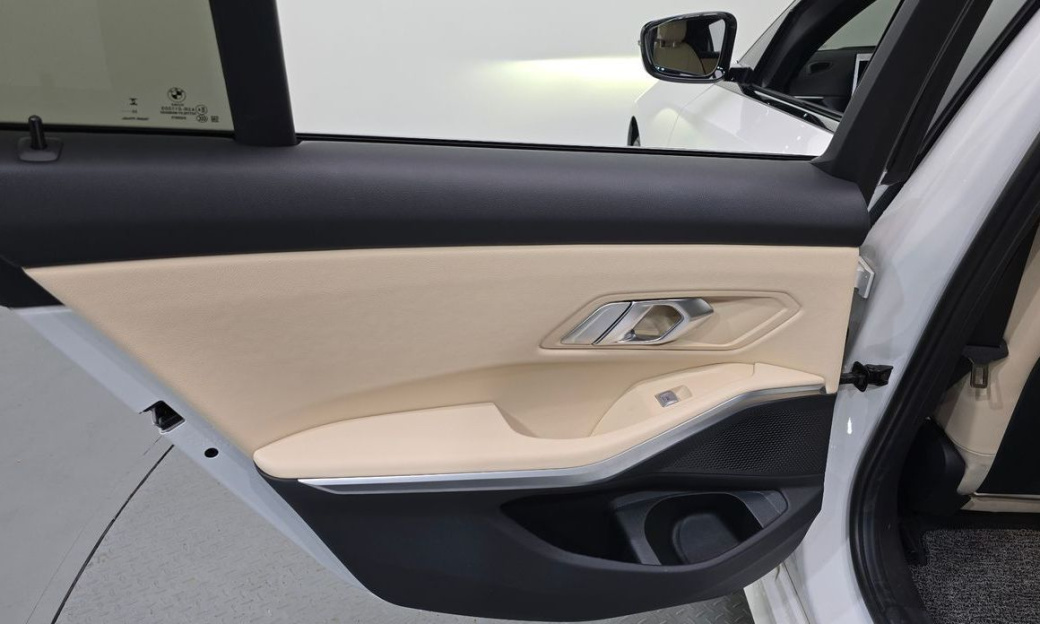 BMW 3-Series 320i, 2024