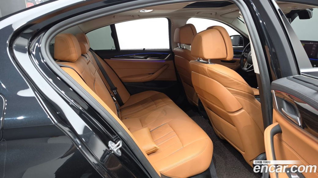 BMW 5-Series 520i Luxury, 2023