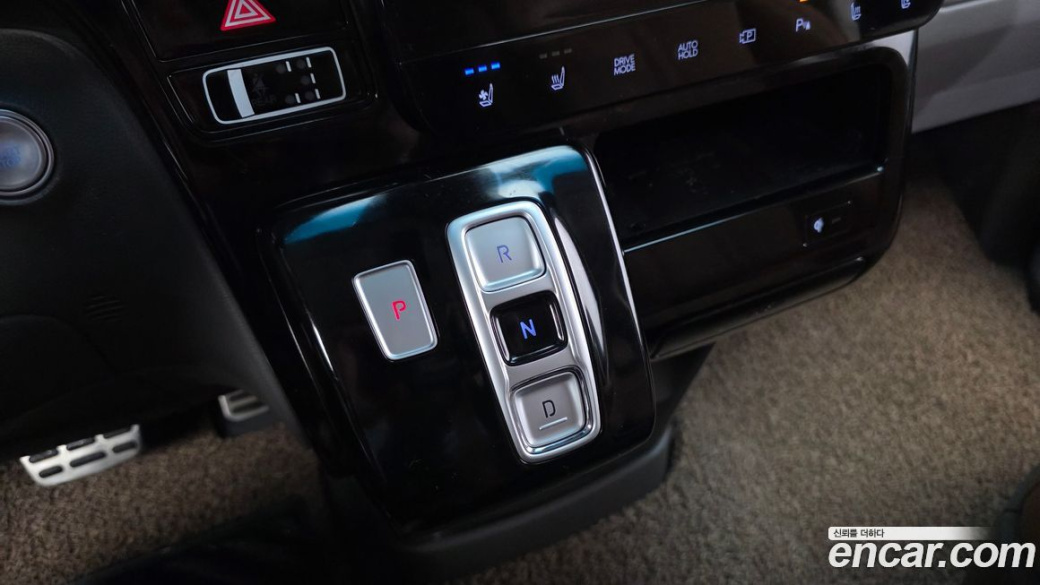 Hyundai Staria 4WD Lounge 7-Seater, 2022