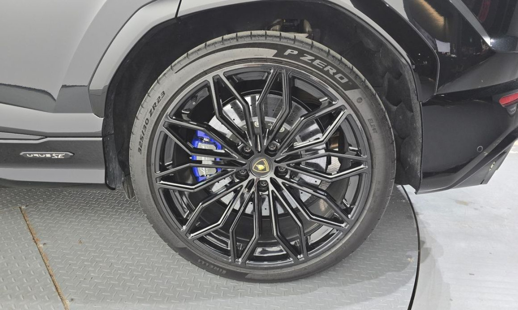 Lamborghini Urus 4.0 V8 SE, 2025