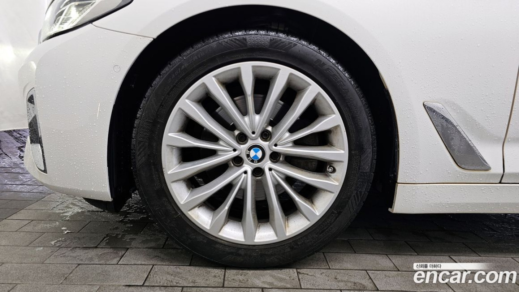 BMW 5-Series 520i Luxury, 2022