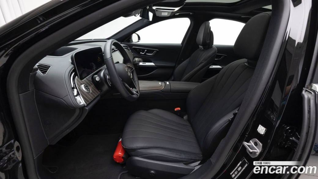 Mercedes-Benz E-Class E300 4MATIC Exclusive, 2025