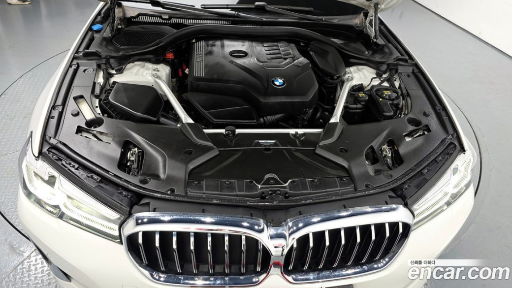 BMW 5-Series 530i Luxury, 2023