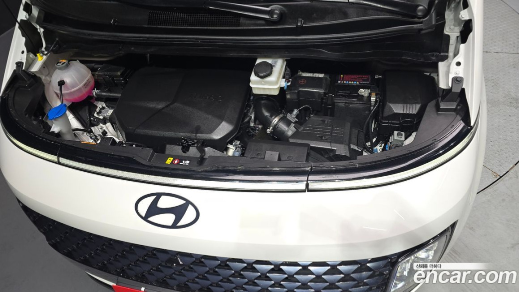 Hyundai Staria 4WD Lounge 9-Seater, 2025