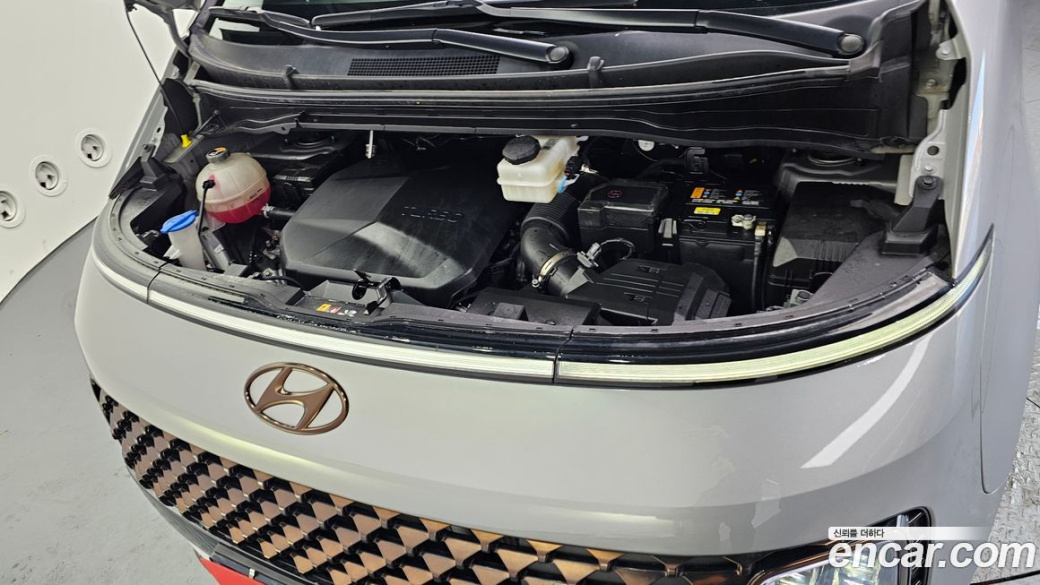 Hyundai Staria 4WD Lounge 9-Seater, 2024