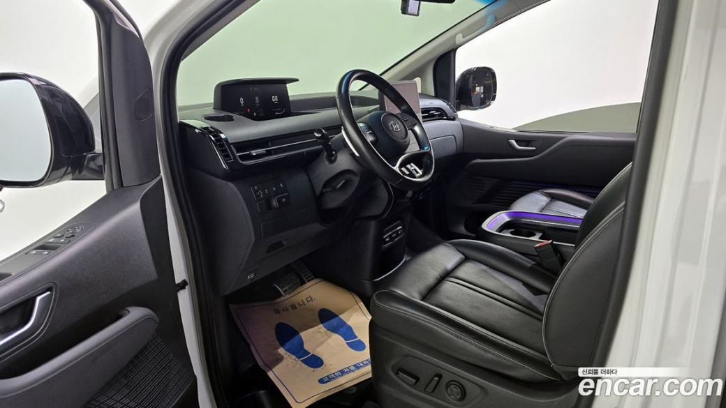 Hyundai Staria Lounge 9-Seater, 2022