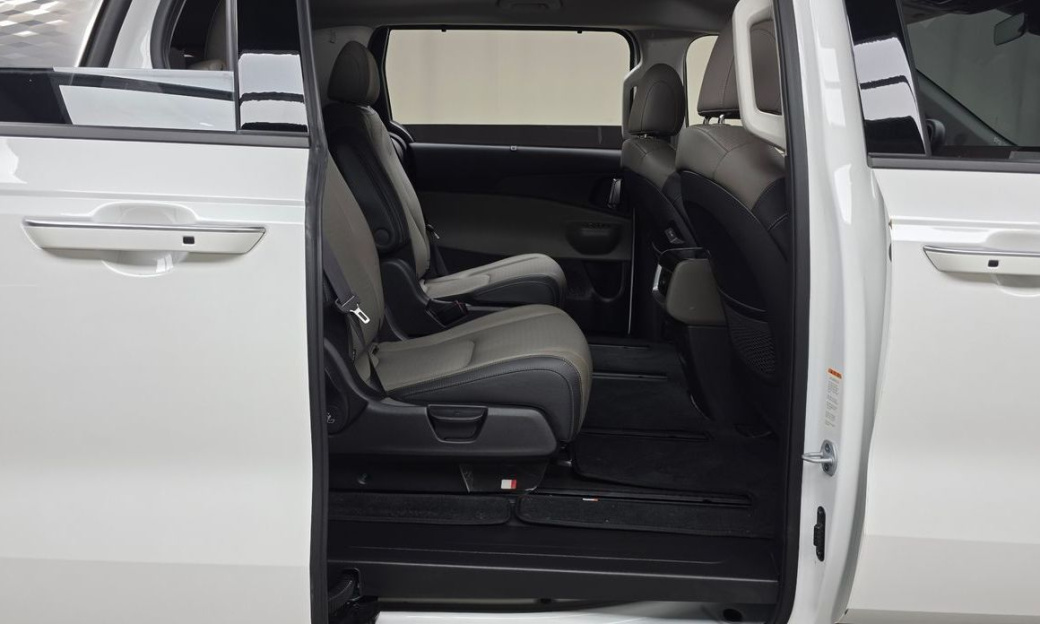 Kia Carnival 7-Seater Outdoor, 2025