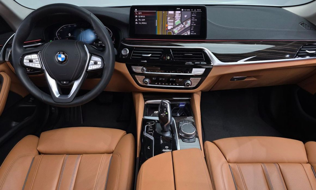 BMW 5-Series 520i Luxury, 2023