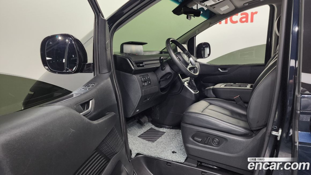 Hyundai Staria 4WD Tourer 11-Seater, 2024