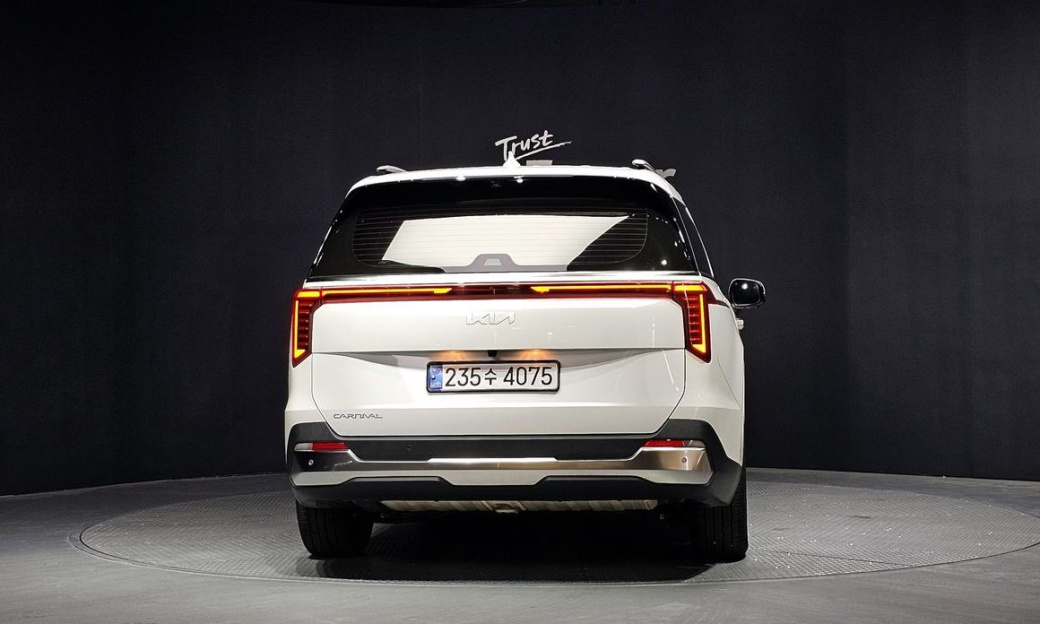Kia Carnival 9-Seater Signature, 2025
