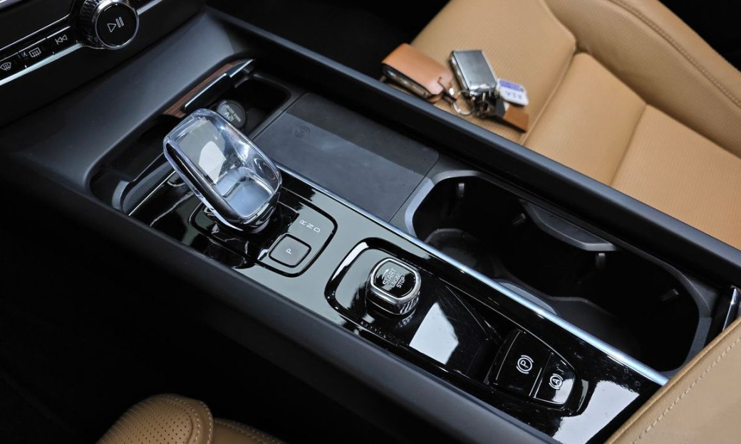Volvo V60 B5 Ultimate AWD, 2024