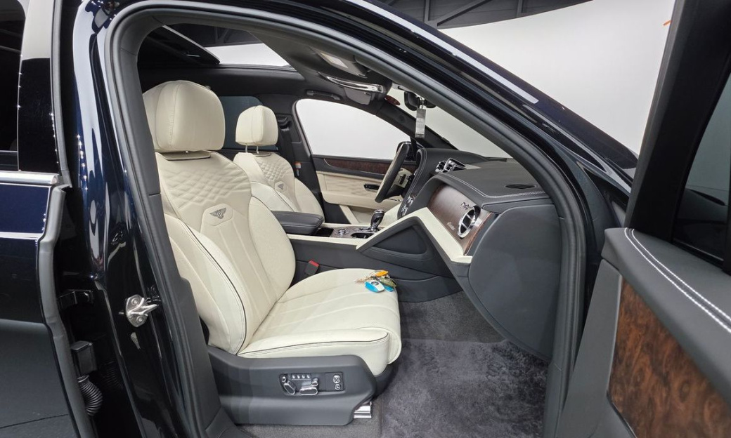 Bentley Bentayga 4.0 V8 EWB Azure, 2025