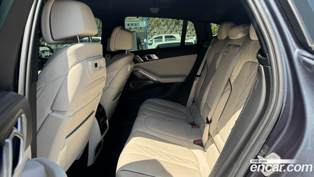 BMW X6 M50i, 2022
