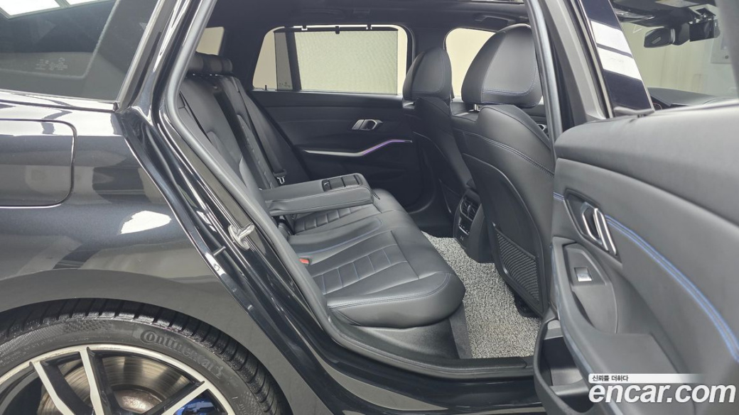 BMW 3-Series 320i Touring M Sports, 2022