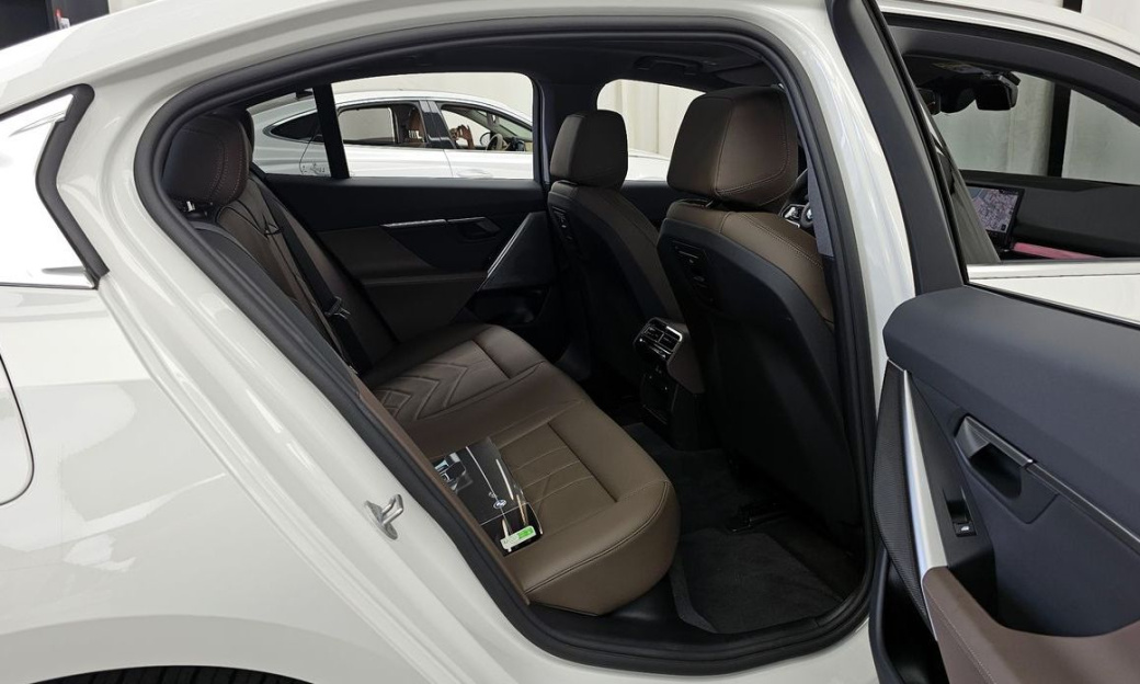 BMW 5-Series 520i, 2025