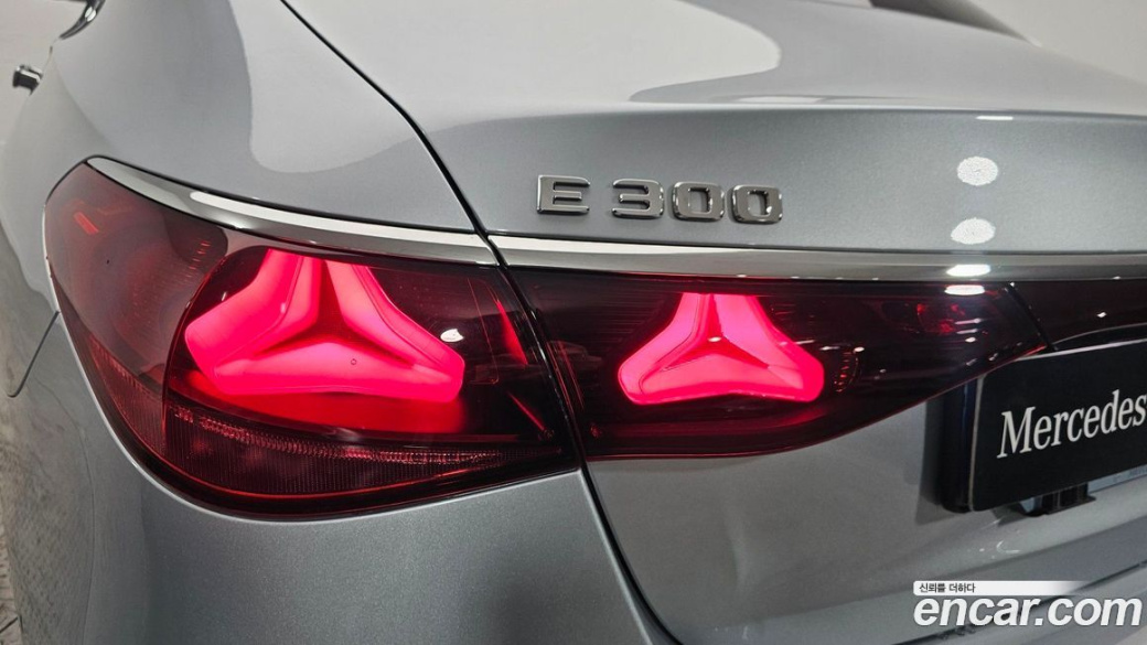 Mercedes-Benz E-Class E300 4MATIC AMG Line, 2024