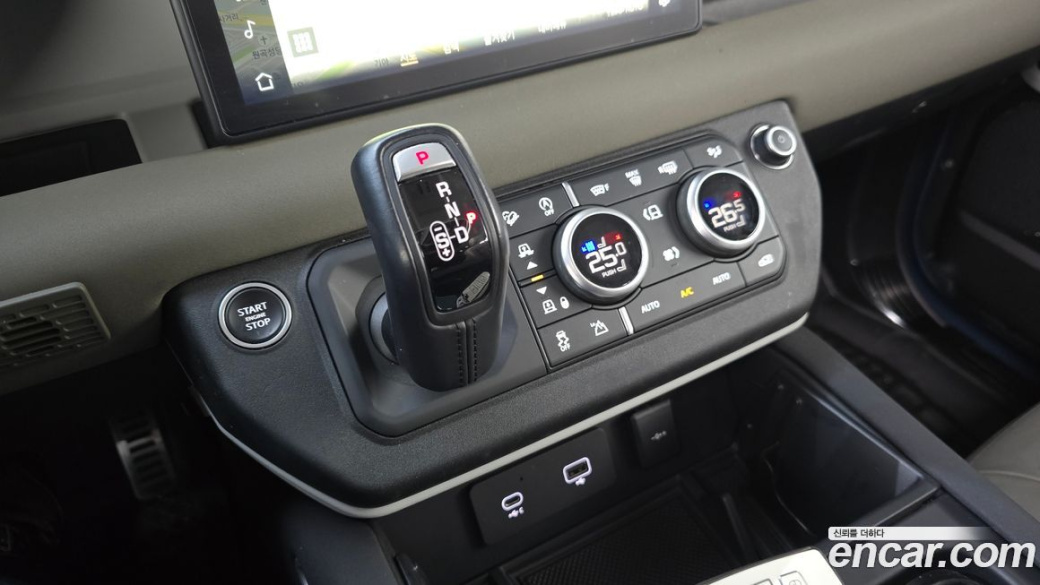 Land Rover Defender 110 D250 SE, 2022