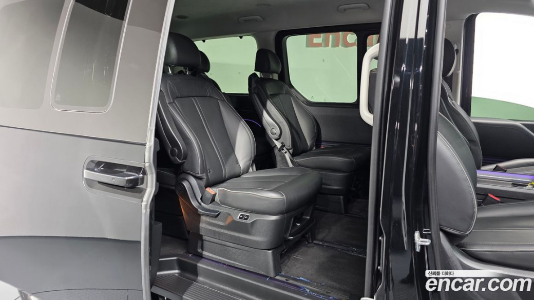 Hyundai Staria 4WD Lounge 9-Seater, 2022