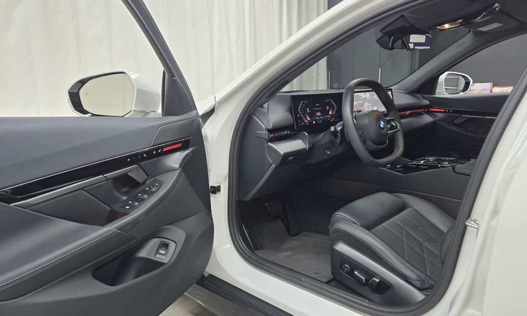 BMW 5-Series 520i, 2024