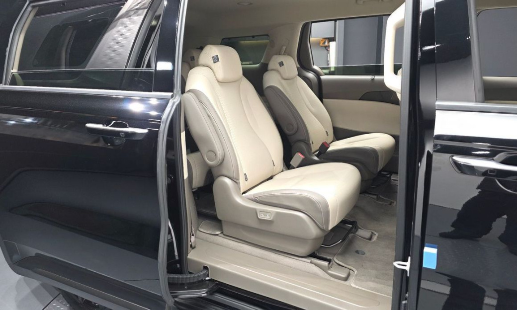 Kia Carnival 9-Seater Gravity, 2025