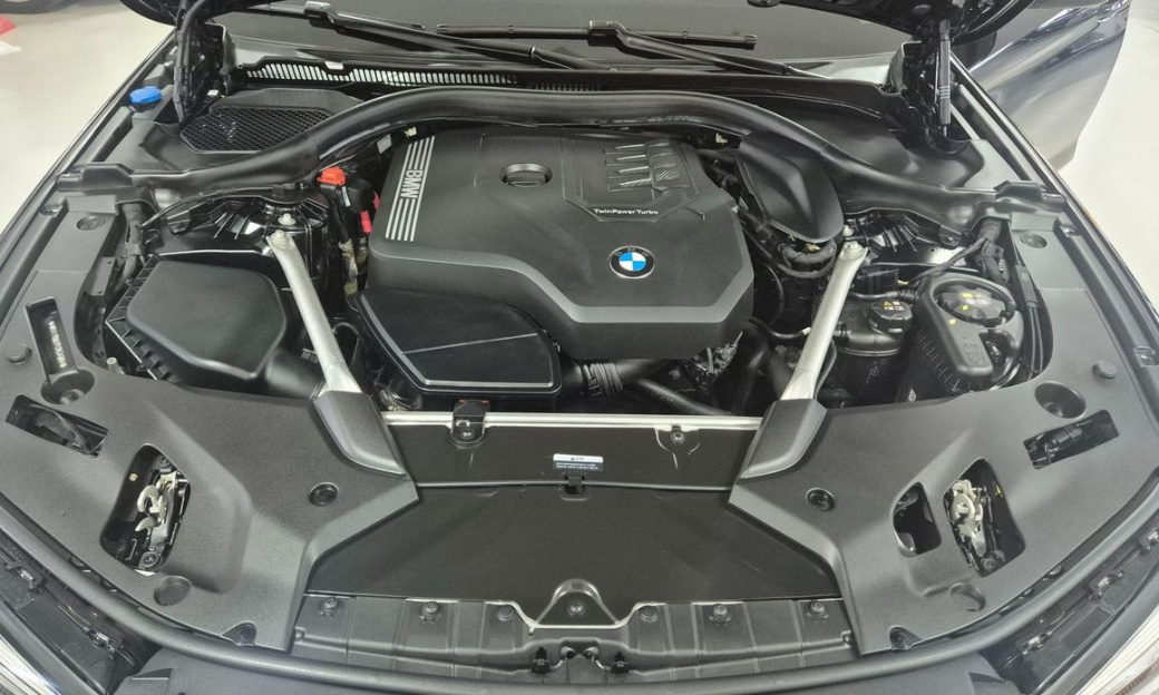 BMW 5-Series 520i Luxury, 2023