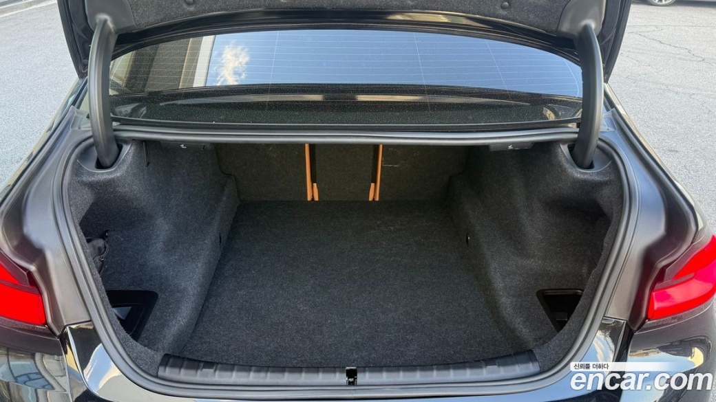 BMW 5-Series 520i Luxury, 2023