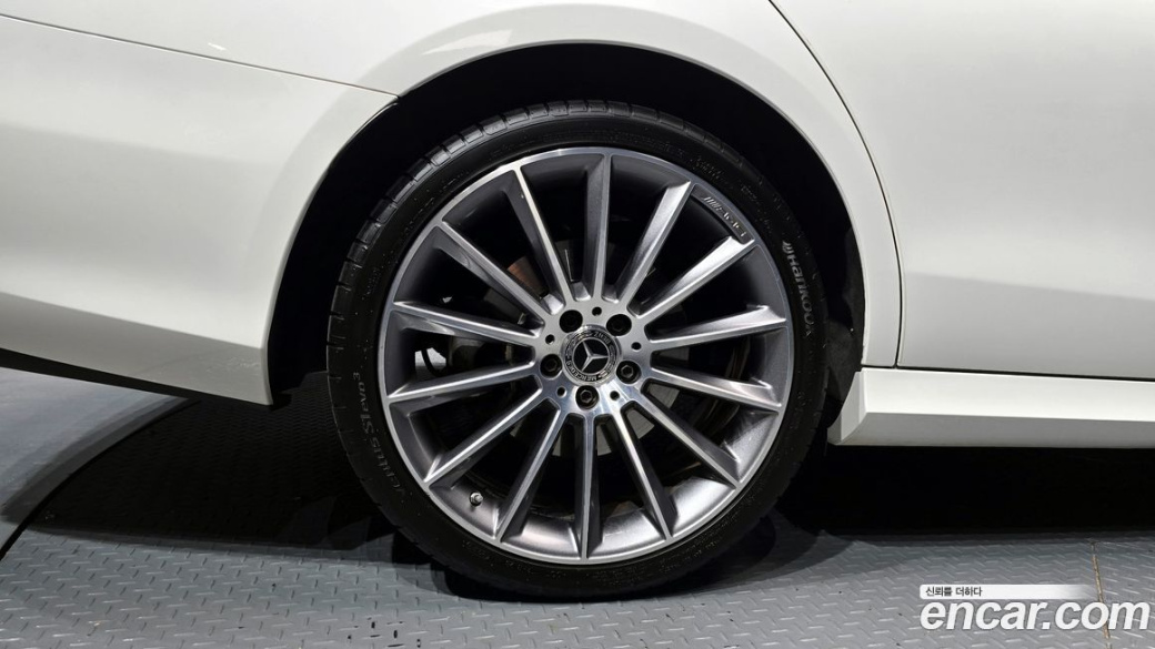 Mercedes-Benz E-Class E350 4MATIC AMG Line, 2022
