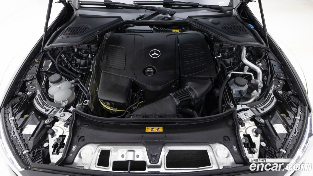 Mercedes-Benz E-Class E300 4MATIC Exclusive, 2025