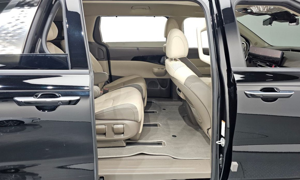 Kia Carnival 7-Seater Signature, 2024