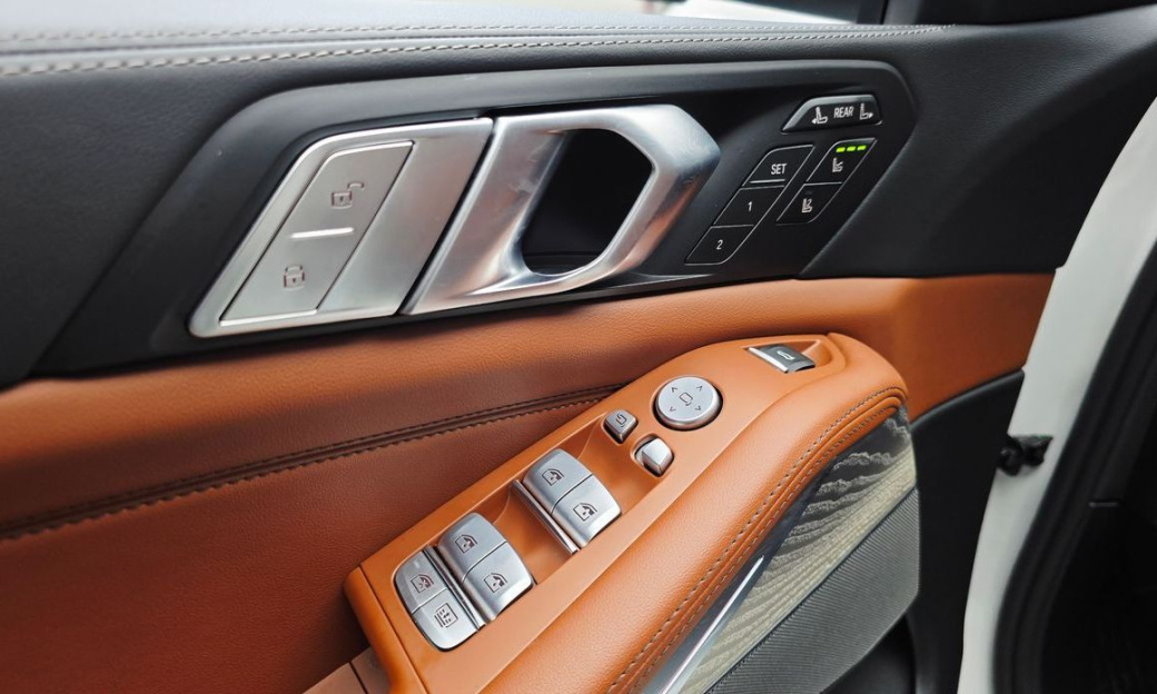 BMW X7 xDrive 40i Design Pure Excellence 6-Seater, 2025