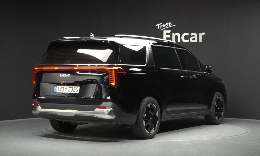 Kia Carnival 7-Seater Outdoor, 2025