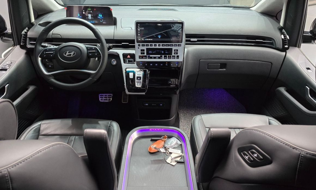Hyundai Staria 4WD Lounge 9-Seater, 2025