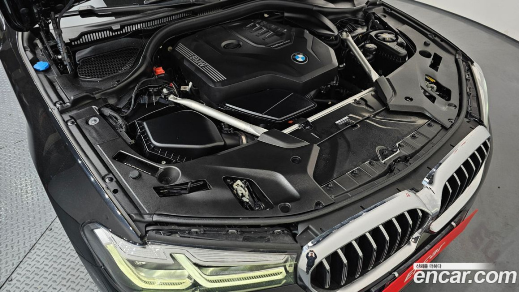 BMW 5-Series 520i Luxury, 2023