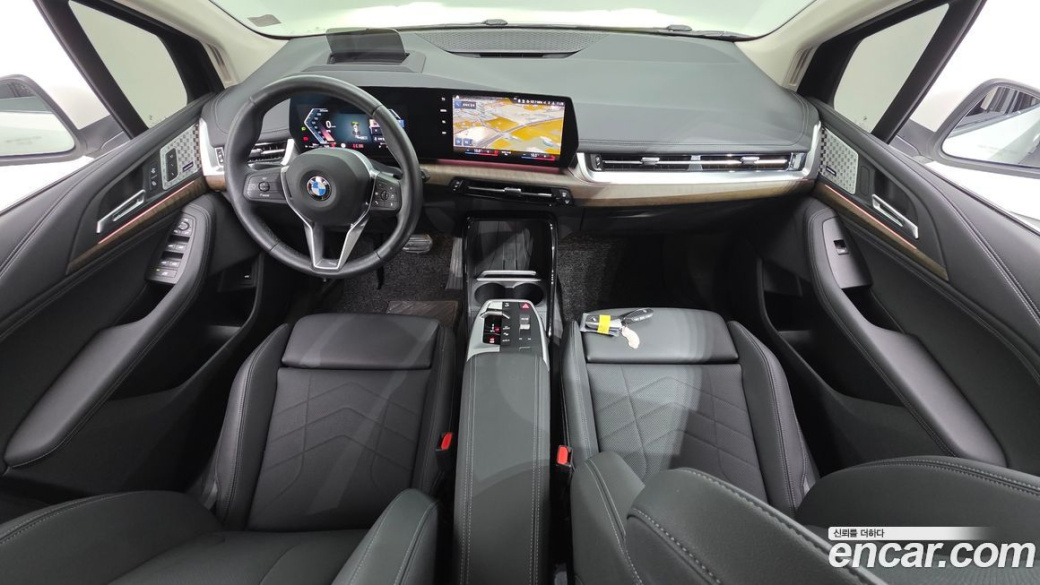 BMW 2-Series 220i Luxury, 2023