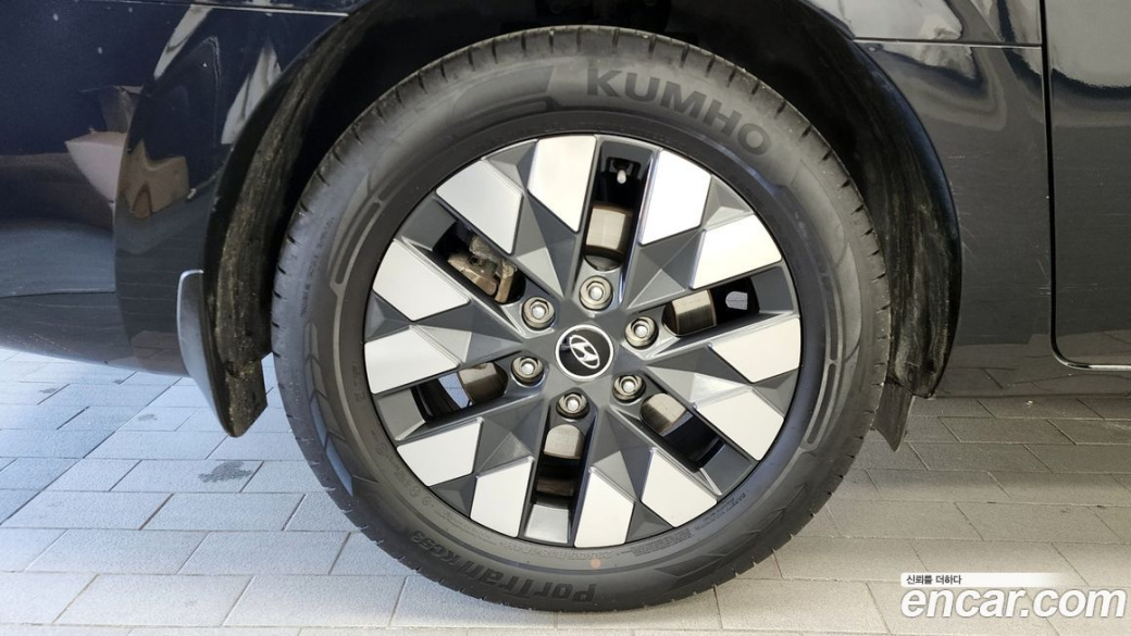 Hyundai Staria 4WD Lounge 9-Seater, 2022