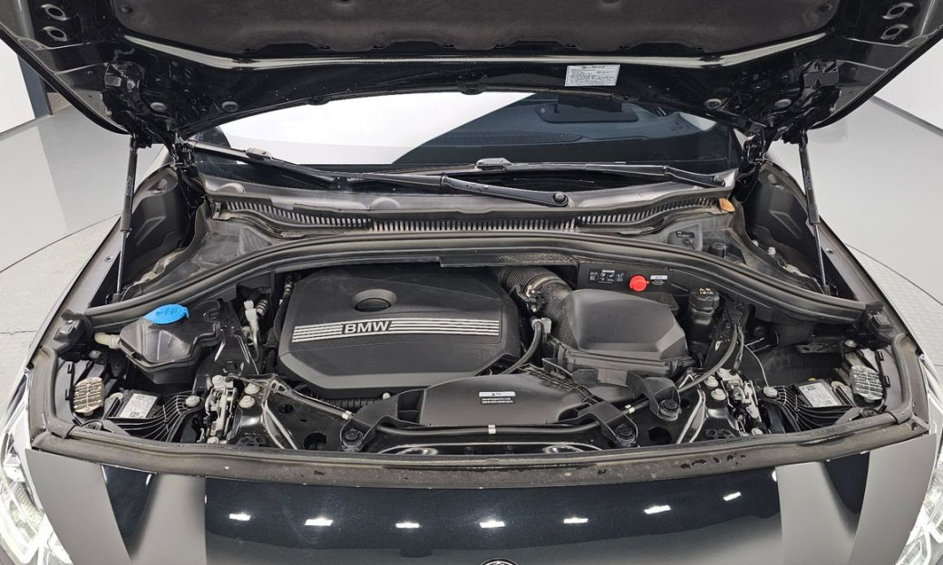 BMW 2-Series 220i Luxury, 2023