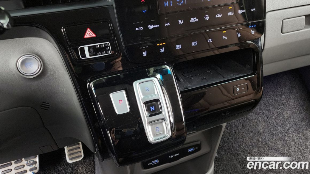 Hyundai Staria 4WD Lounge 9-Seater, 2022