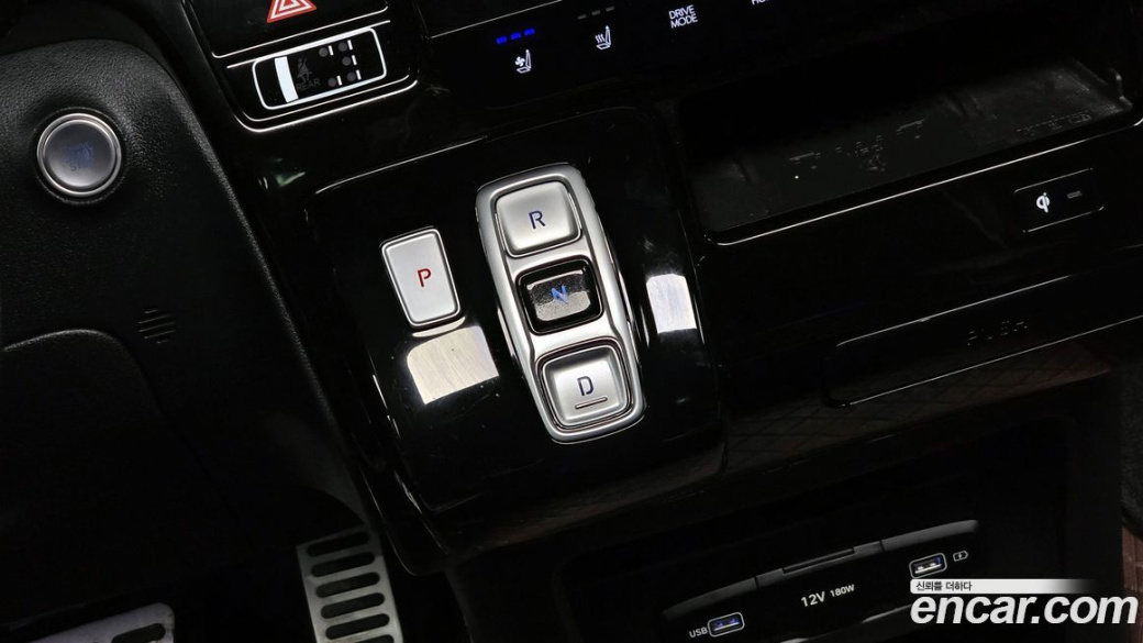 Hyundai Staria 4WD Lounge 7-Seater, 2023