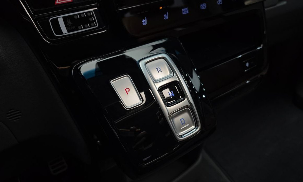 Hyundai Staria 4WD Lounge 9-Seater, 2022