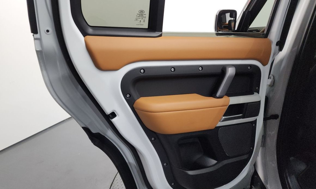 Land Rover Defender 110 P300 X-Dynamic SE, 2024