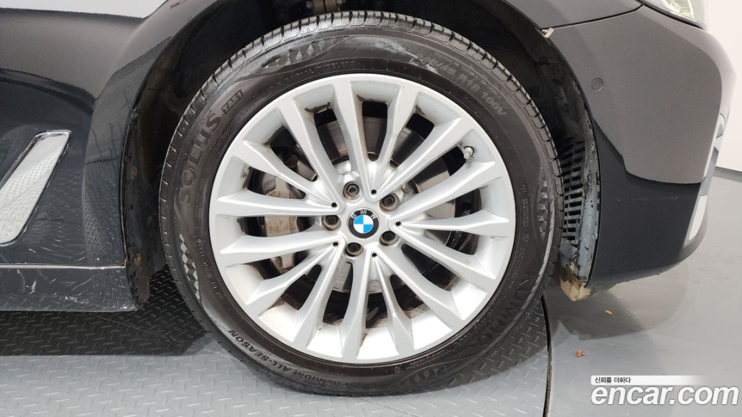 BMW 5-Series 530i Luxury, 2022