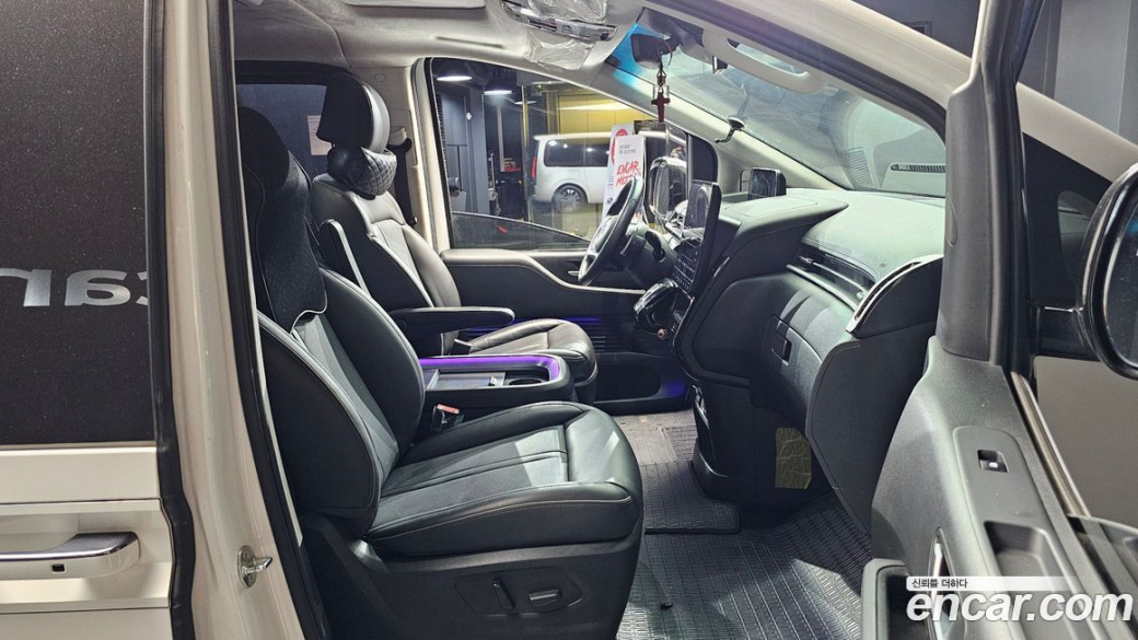 Hyundai Staria 4WD Lounge 9-Seater, 2024