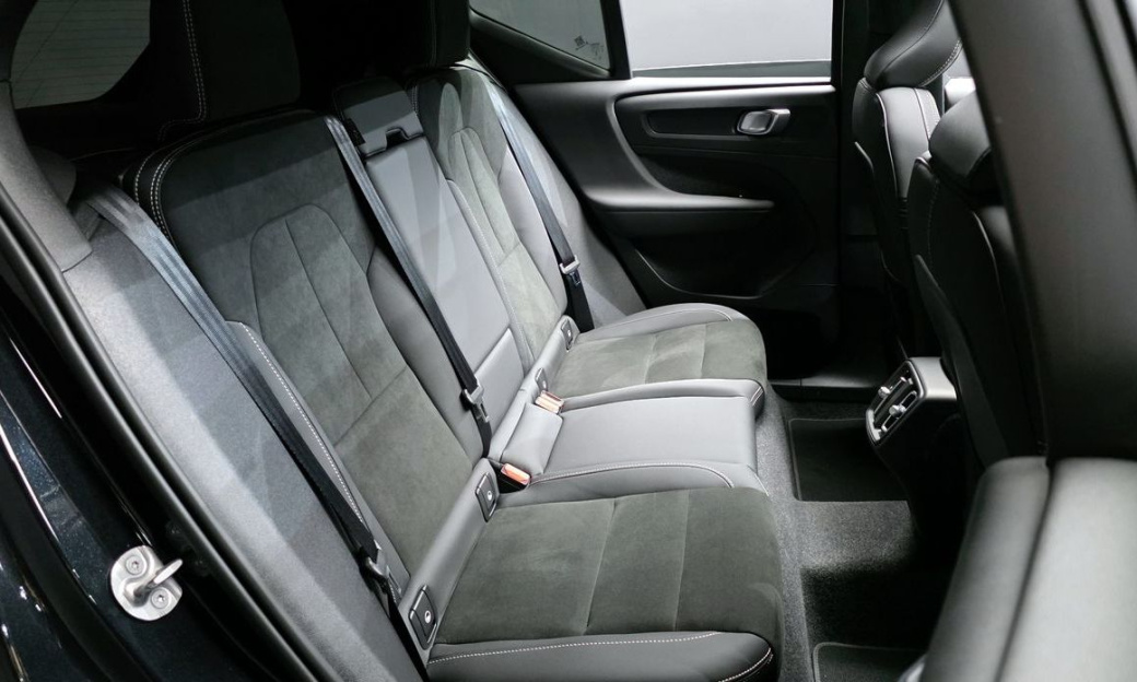 Volvo XC40 B4 Black Edition, 2025