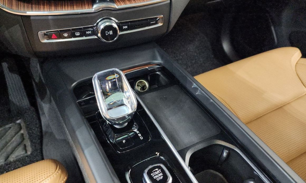 Volvo XC60 B5 Ultimate Bright, 2024