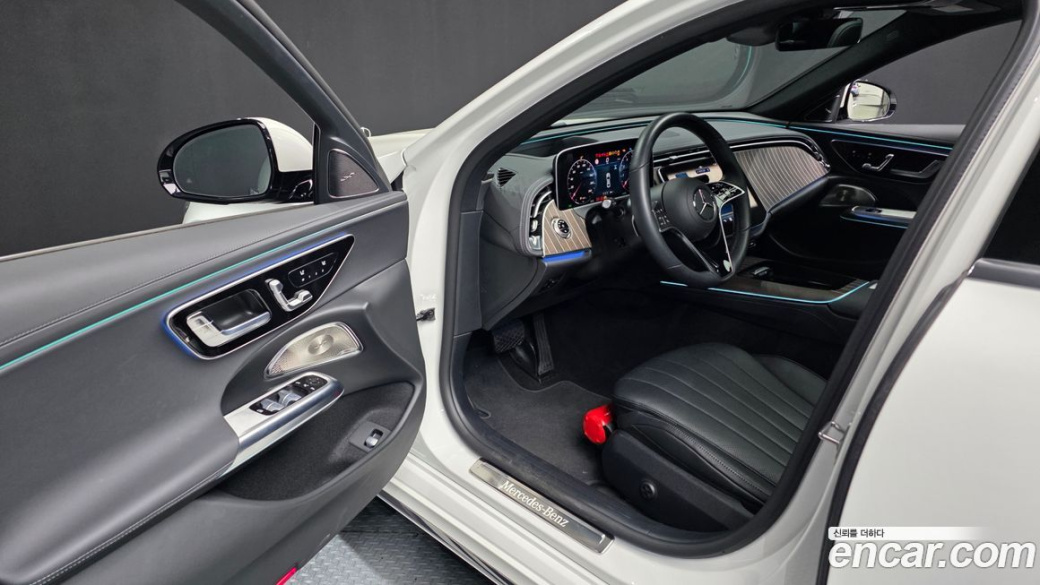 Mercedes-Benz E-Class E300 4MATIC Exclusive, 2025