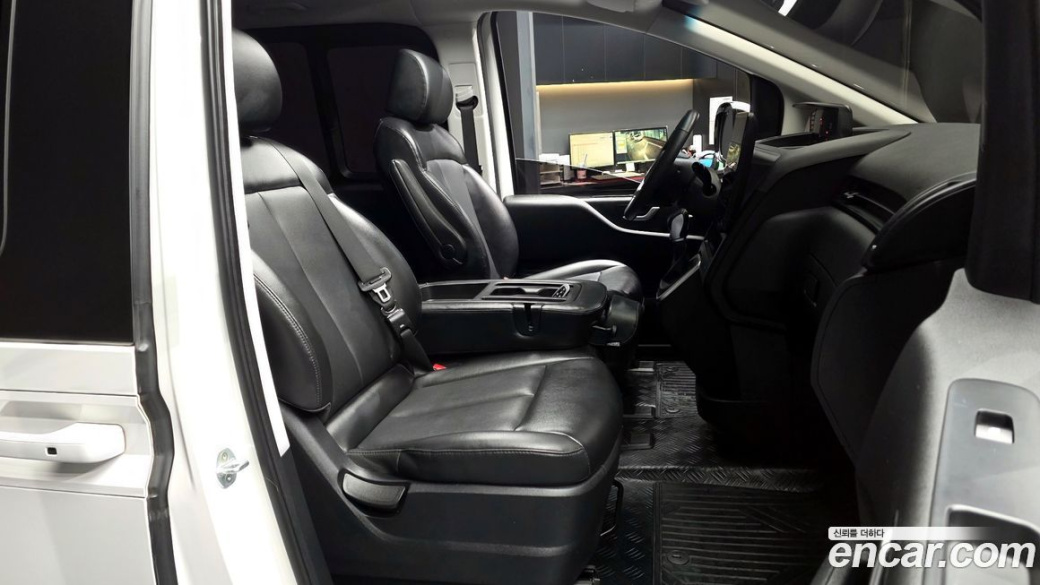 Hyundai Staria 4WD Tourer 11-Seater, 2022