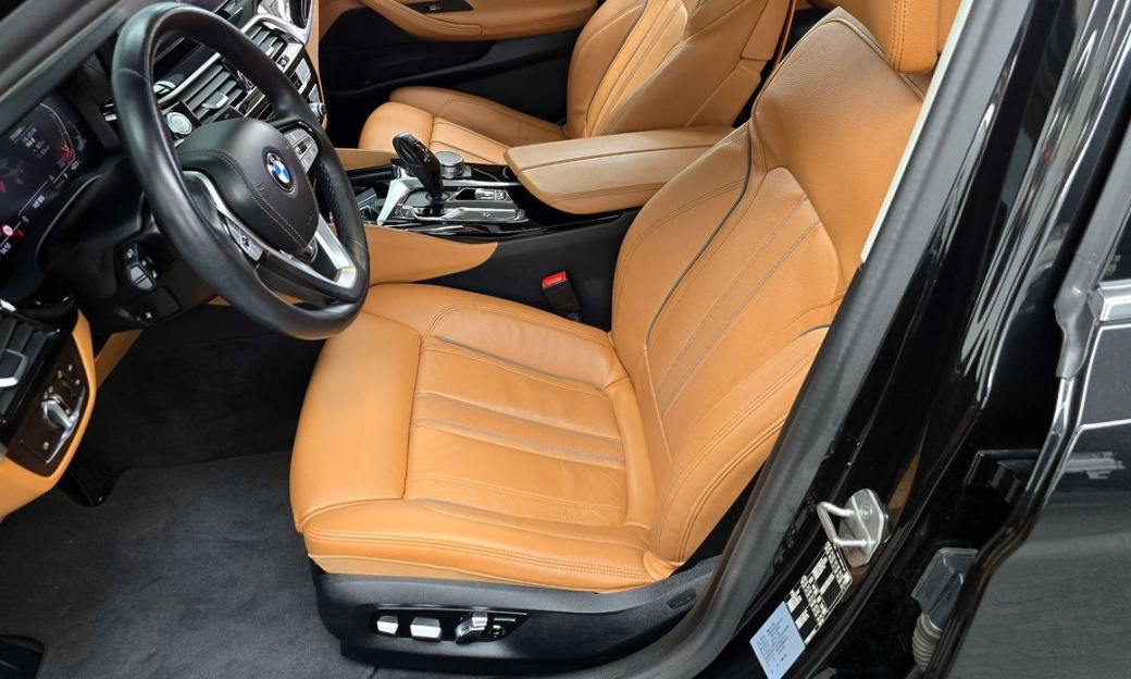 BMW 5-Series 520i Luxury, 2022